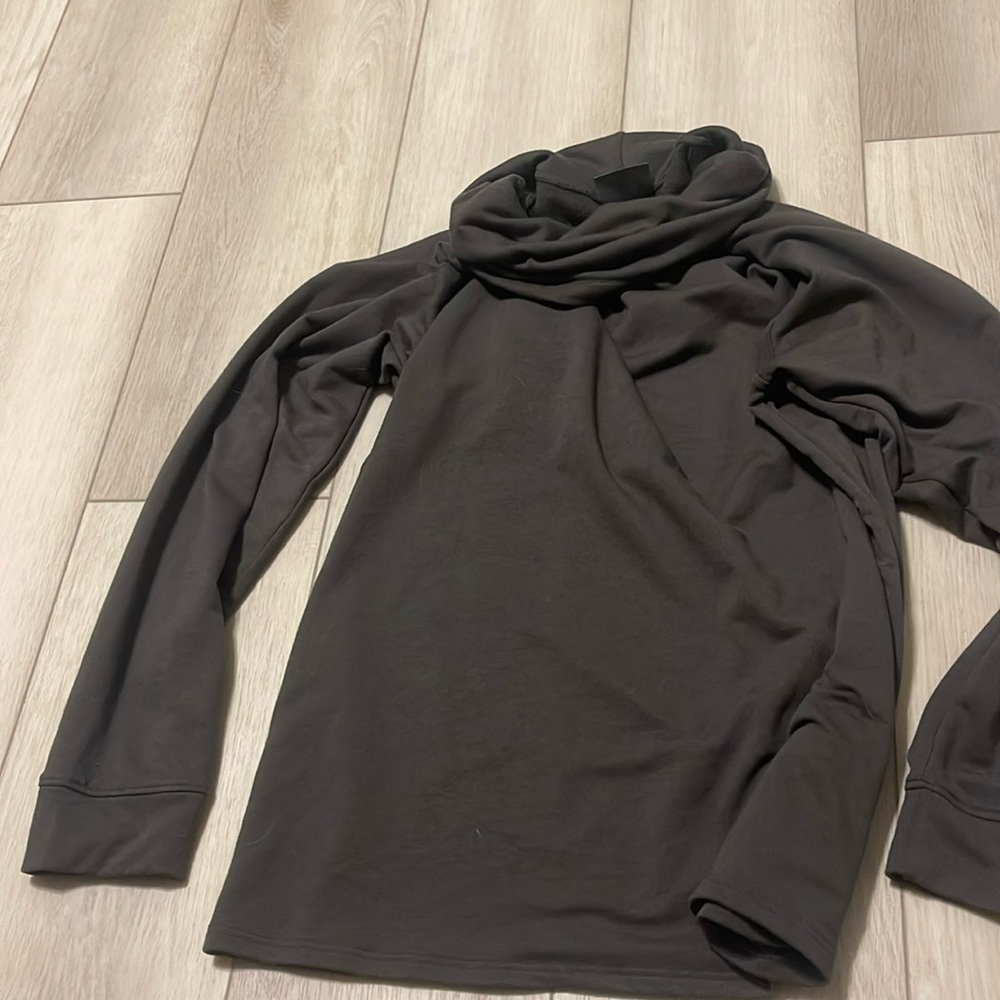 32 HEAT. Size medium, gray long sleeve.